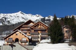 Architettura alpina nel villaggio di Vaujany, Alpi, Francia, in inverno.

