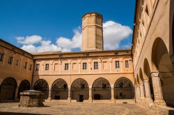 Architettura antica nel centro di Recanati, Marche: archi e colonne in mattoni decorano questo antico edificio cittadino con tipica impronta medievale.
