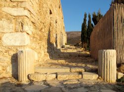 Architettura antica sull'isola di Anafi, Grecia. Agli appassionati di archeologia Anafi offre alcuni luoghi imperdibili in cui ammirare i resti di edifici e costruzioni - © Kostas Koutsaftikis ...