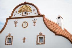 Architettura boema folk nel villaggio di Holasovice, Repubblica Ceca. Gli edifici del paese si presentano nello stile barocco rurale tipico della Boemia meridionale.



