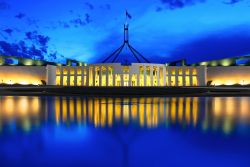L'architettura di Canberra, capitale dell'Australia - Viene fatta una scelta molto particolare per l'architettura di Canberra, ossia quella relativa al colore e agli spazi. Il bianco, ...