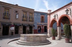 Architettura coloniale nella città di Bernal, Queretaro, Messico. A fondarla nel 1642 fu il soldato spagnolo Alonso Cabrera - © Barna Tanko / Shutterstock.com