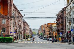 Architettura degli edifici lungo una strada nel centro di Yerevan, Armenia - © Andrii Lutsyk / Shutterstock.com