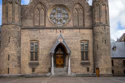 Architettura del Binnenhof a L'Aia, Olanda: l'austera chiesa in mattoni con il bel rosone sulla facciata - © SkandaRamana / Shutterstock.com