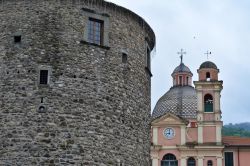 Architettura del castello di Fieschi a Varese Ligure, La Spezia, Liguria. Venne edificato dai feudatari Fieschi in epoca medievale per il controllo e la difesa di Varese - © Fabio Caironi ...