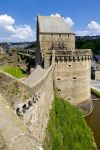 Architettura del castello di Fougères, Bretagna, Francia. Ci sono voluti circa 4 secoli per la costruzione di questo maniero in cui si possono distinguere fasi e caratteristiche stilistiche ...