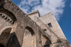 Architettura del castello medievale di Caetani a Sermoneta, provincia di Latina (Lazio). Eretto nell'XI° secolo, il maniero venne ampliato e modificato fra il Quattrocento e il Cinquecento. ...