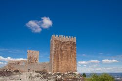 Architettura del castello medievale di Linhares da Beira, Portogallo. Risalente al XII° secolo, questo maniero è stato costruito sui pendii nordest della Serra da Estrela.

