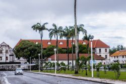 Una bella architettura del centro cittadino di Cayenne, Guyana Francese. Il primo contatto fra questa terra e gli europei avvenne nel 1498 quando Cristoforo Colombo, durante uno dei suoi viaggi, ...