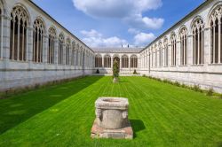 L'architettura del Cimitero Monumentale di Pisa, Toscana. La sua costruzione fu avviata nel 1277 da Giovanni di Simone.



