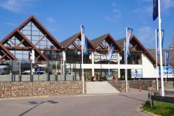 Architettura del complesso sciistico al coperto Snowworld di Zoetermeer, Olanda - © Dafinchi / Shutterstock.com