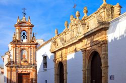 Architettura del convento di Santa Clara a Carmona, Andalusia, Spagna. Risale al XV° secolo ed ha una bellissima chiesa in stile mudejar rifatta nel 1664 in forme barocche.
