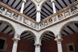 Architettura del cortile dei Collegi Reali a Tortosa, Spagna. Fondati da Carlo V° nella metà del Cinquecento per l'educazione dei moreschi, i Collegi Reali sono un interessante ...