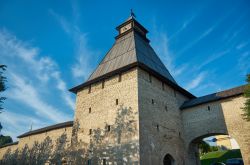 Architettura del cremlino di Pskov, Russia. Situato alla confluenza dei fiumi Pskova e Velikaja, occupa una superficie di circa 3 ettari; non si conosce esattamente la data della sua costruzione ...