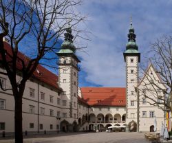 Architettura del Landhaus a Klagenfurt, capoluogo della Carinzia, Austria. Sorto sul luogo di un antico castello, questo edificio venne iniziato nel 1574 e completato in stile rinascimentale ...