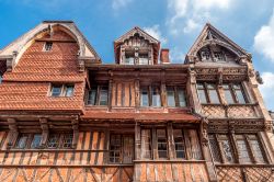 Architettura del Manoir de la Salamandre, storica casa in stile Tudor di Etretat, Francia - © Rangzen / Shutterstock.com