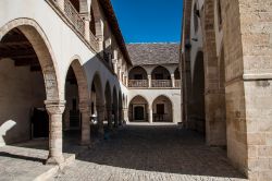 Architettura del monastero della Santa Croce a Omodos, Cipro.

