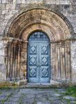 Architettura del monastero di Paderne a Melgaco (Portogallo): la porta in stile romanico è decorata con capitelli e motivi geometrici e floreali. 

