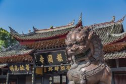 Architettura del Mountain Baoguo Temple a Leshan, Mount Emei, Cina.  Questo tempio, situato nella cittadina di Emeishan vicino a Leshan, racchiude divinità buddhiste ma anche confuciane ...