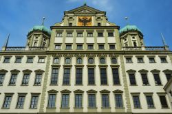 Architettura del Municipio di Augusta, Germania, con le cupole verdi e lo stemma nel frontone dell'edificio - © leopictures / Shutterstock.com