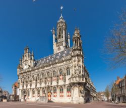 Architettura del Municipio di Middelburg, Olanda. Con la sua facciata sontuosamente decorata, questo antico palazzo del 1452 è lo sfondo perfetto per il vivace mercato che si svolge nella ...