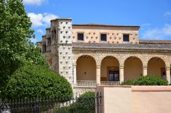 Architettura del Palacio del Infantado in una giornata di sole  nella città di Guadalajara, Spagna. Si tratta di un'elegante residenza urbana voluta da Inigo Lopez de Mendoza ...