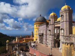 La fantastica architettura del Palacio Nacional da Pena di Sintra (Portogallo) con le sue caratteristiche cupole e torri - foto © Panaccione Robertino / Shutterstock.com

Copyright: Panaccione ...