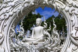 Architettura del Tempio Bianco di Chiang Rai, Thailandia. Situato a 15 km dalla città di Chiang Rai, è al contempo un tempio buddhista e induista - © GNNick / Shutterstock.com ...