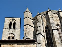 Architettura della cattedrale di Saint Fulcran a Lodeve, Francia: la sua costruzione risale al XIII° secolo sulle fondamenta di precedenti luoghi di culto.
