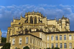 Architettura della cattedrale di Santa Maria nel centro storico di Auch, Francia. La chiesa ha dimensioni importanti: 100 metri di lunghezza e 35 di larghezza.

