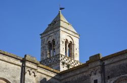 Architettura della Chiesa Madre a Casamassima, provincia di Bari, Puglia. Edificata su un'altra del XII°/XIII° secolo, la chiesa Matrice di Santa Croce ha una struttura muraria a ...