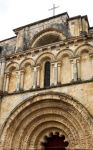 Architettura della chiesa romanica di San Giacomo a Aubeterre-sur-Dronne, Francia.
