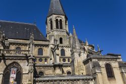 Architettura della collegiata di Nostra Signora a Poissy, Francia. Al suo interno si trova il fonte battesimale di Louis de Poissy, meglio conosciuto come Luigi IX° il Santo - © Isogood_patrick ...