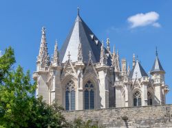 Architettura della Sainte-Chapelle al castello di Vincennes, villaggio nei pressi di Parigi, Francia.

