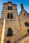Architettura della torre di San Nicola a Paray-le-Monial, Francia, con l'orologio cittadino.
