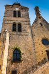 Architettura della torre di San Nicola a Paray-le-Monial, Francia, con l'orologio cittadino.
