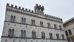 Architettura dell'ex Palazzo di Giustizia a Chiavari, Liguria. Questo elegante edificio del centro cittadino sorge nella storica piazza Mazzini. Costruito nel 1886 su progetto di Giuseppe ...