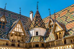 Architettura dell'Hotel-Dieu di Beaune, Francia: di grande pregio è la decorazione dei tetti del cortile d'onore.
