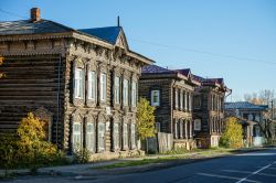 La tipica architettura di alcune vecchie case in legno a Tomsk, città siberiana della Russia - © Elina Tretyakova / Shutterstock.com