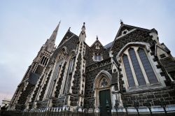 Architettura di Knox Church a Dunedin, Nuova Zelanda. L'edificio religioso ospita la seconda congregazione presbiteriana della città: venne progettato da Robert Lawson nel XIII° ...