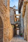 Architettura di un antico vicolo nel centro del borgo medievale di Montefalco, Umbria.

