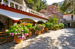 Architettura di un monastero greco sulle montagne della prefettura di Lassithi, isola di Creta (Grecia).
