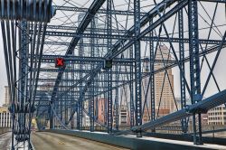 Architettura di un ponte in ferro con la skyline di Pittsburgh sullo sfondo, Pennsylvania (USA).

