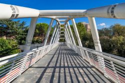 Architettura di un ponte pedonale nel centro cittadino di Terni, Umbria.

