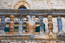 Architettura di una balaustra al castello di Conversano, Puglia - © Mi.Ti. / Shutterstock.com