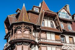 Architettura di una casa a graticcio nel centro storico di Etretat, Normandia, Francia - © Lukasz Janyst / Shutterstock.com
