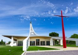 L'architettura di una chiesa moderna di Jesolo con una grande crose rossa in primo piano, Veneto - © germip / Shutterstock.com