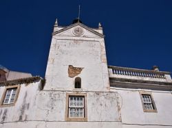 Architettura di una chiesa nella cittadina di Odemira, Portogallo.
