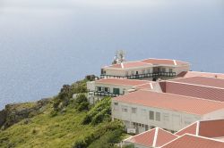 Architettura di una tipica scuola sulle colline di Saba, Antille Olandesi (Caraibi).

