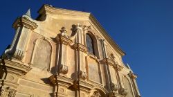 Architettura di un'antica chiesa nel centro storico di Finale Ligure (Liguria).
